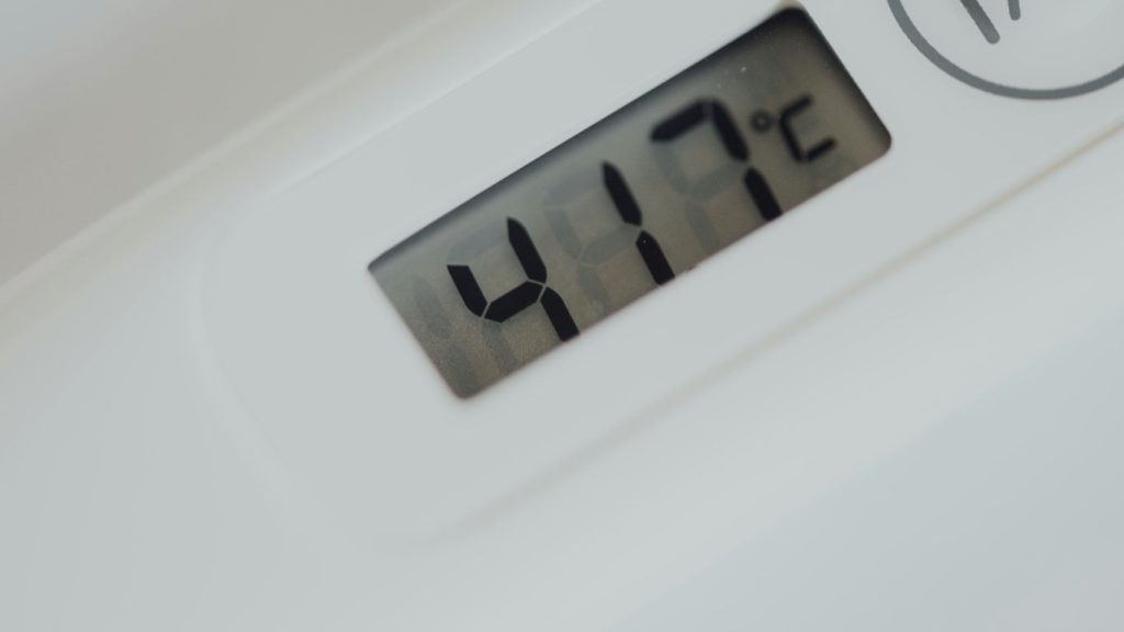 white thermostat at 20 0